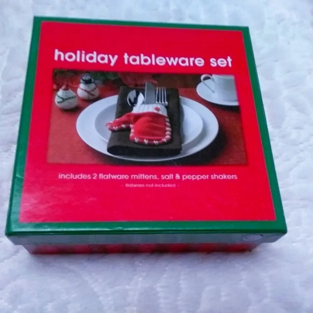 Christmas Tablewear Set for 2 Mitten Utensil Holders Snowman Salt and Pepper New